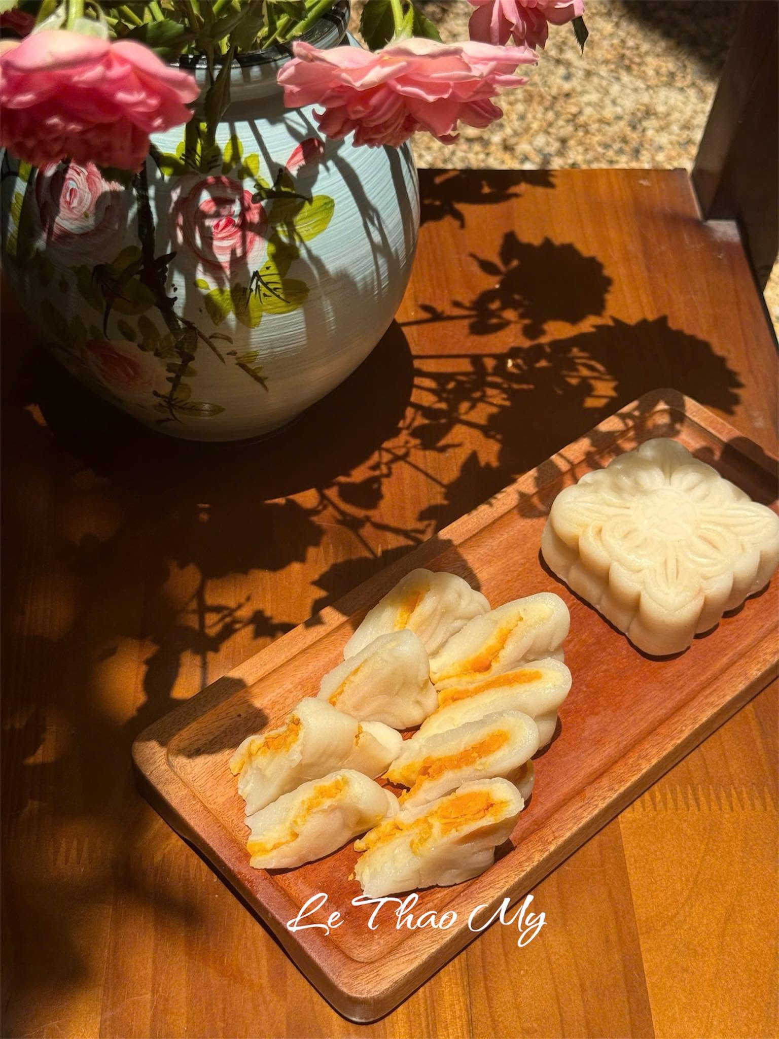 Bánh Dẻo Sen Trứng Muối